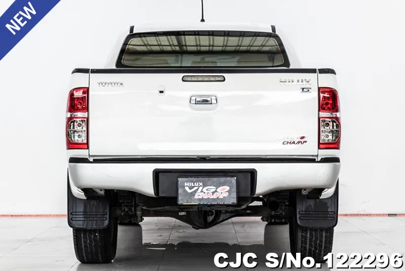 Toyota Hilux in White for Sale Image 4