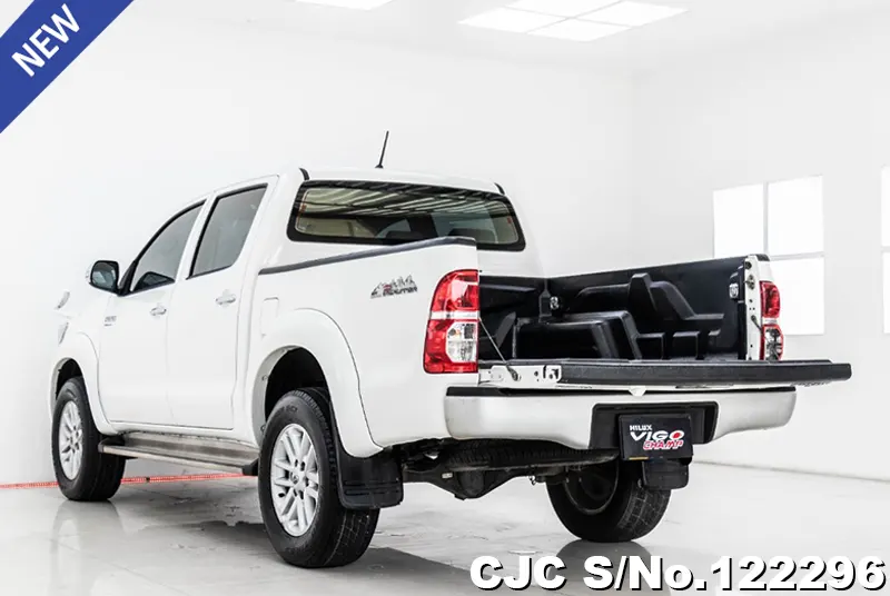 Toyota Hilux in White for Sale Image 5