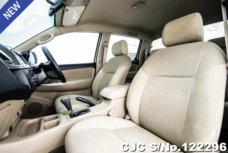 Toyota Hilux in White for Sale Image 8