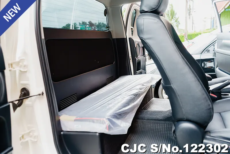 Toyota Hilux in White for Sale Image 9
