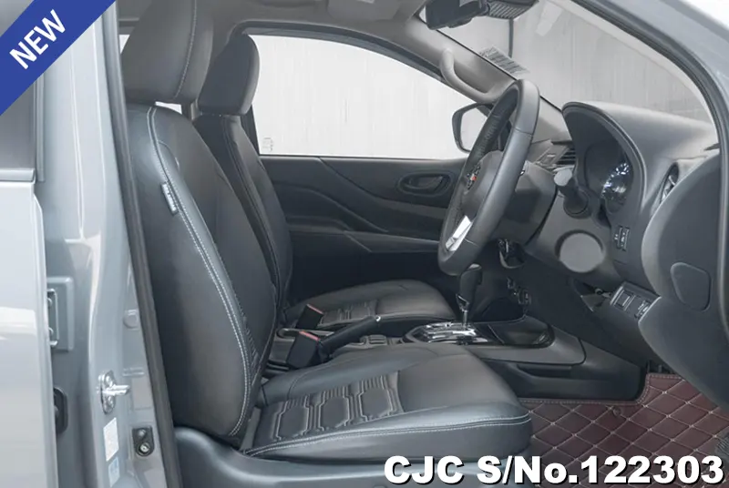 Nissan Navara in Gray for Sale Image 9