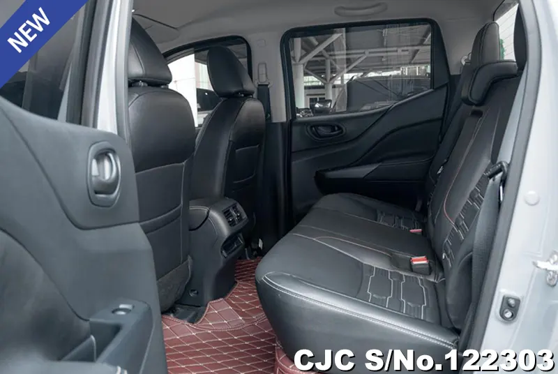 Nissan Navara in Gray for Sale Image 12