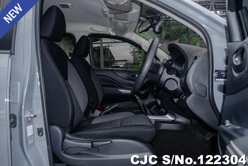 Nissan Navara in Gray for Sale Image 9
