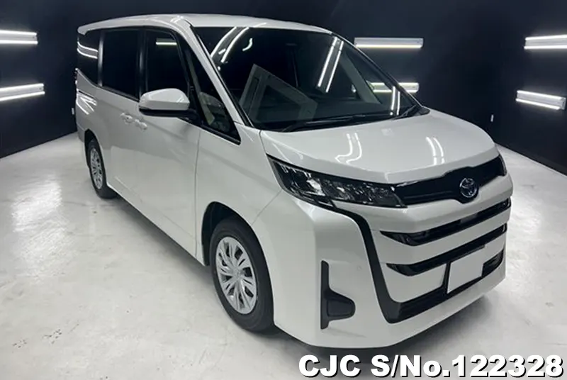 Toyota / Voxy 2024