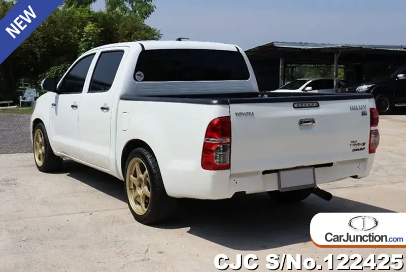 Toyota Hilux in White for Sale Image 1