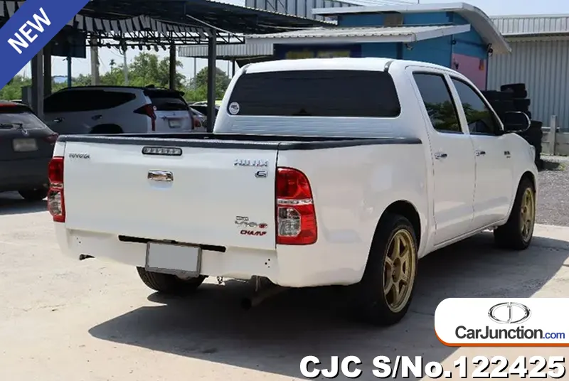 Toyota Hilux in White for Sale Image 2
