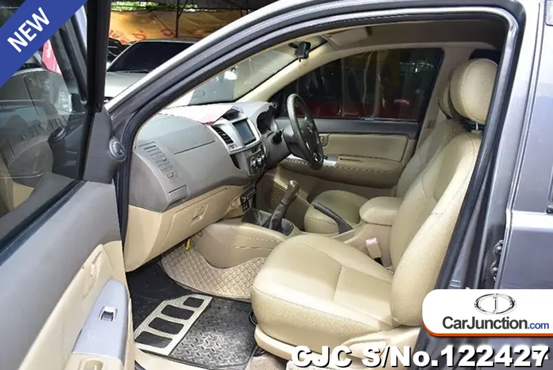 Toyota Hilux in Gray for Sale Image 7