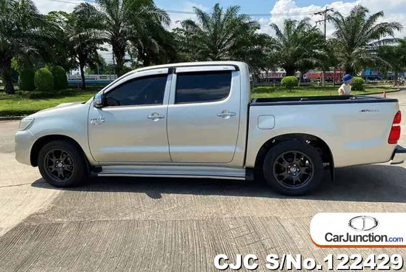 Toyota Hilux in Gray for Sale Image 7