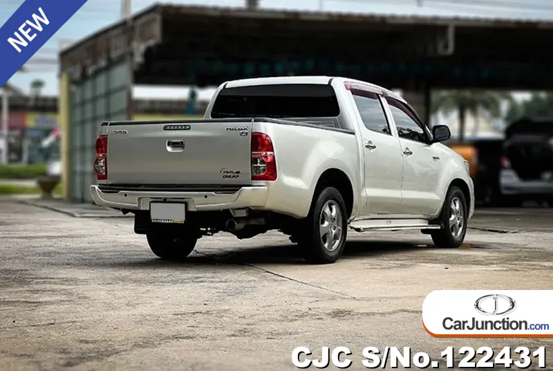 Toyota Hilux in Silver for Sale Image 2