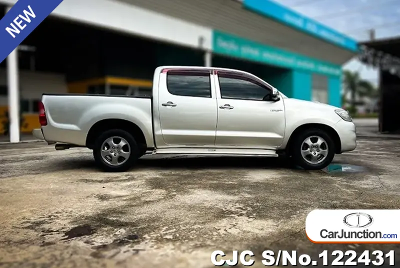 Toyota Hilux in Silver for Sale Image 6