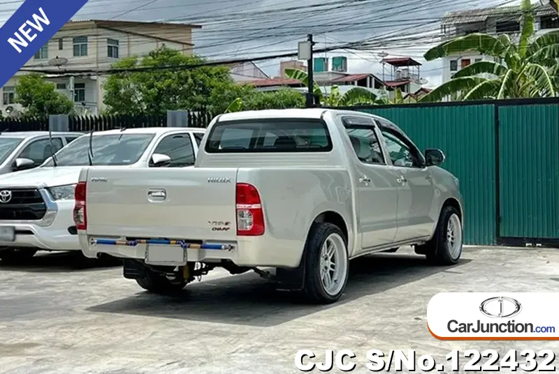 Toyota Hilux in Gray for Sale Image 2