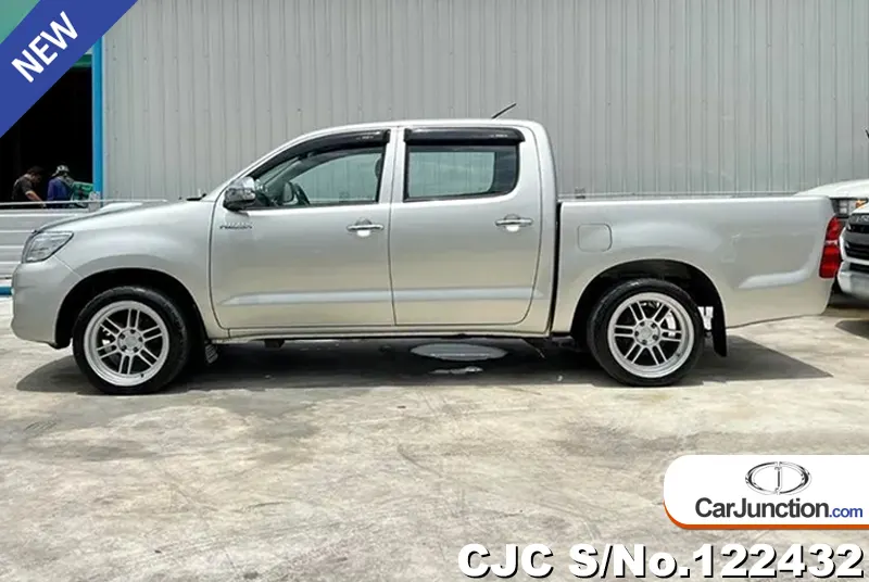 Toyota Hilux in Gray for Sale Image 5