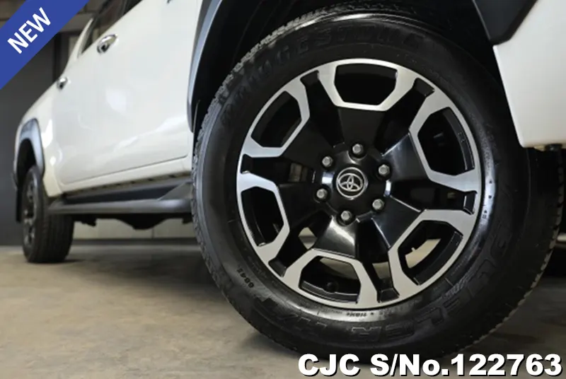 Toyota Hilux in White for Sale Image 9