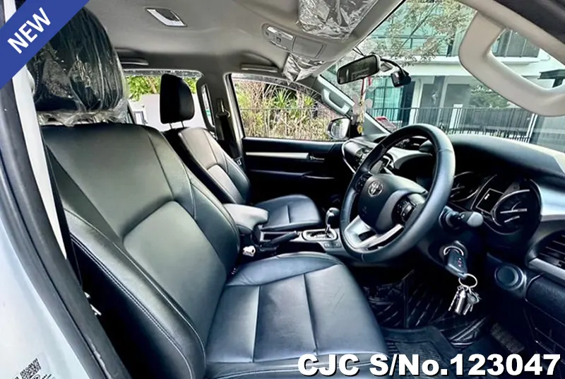 Toyota Hilux in White for Sale Image 5