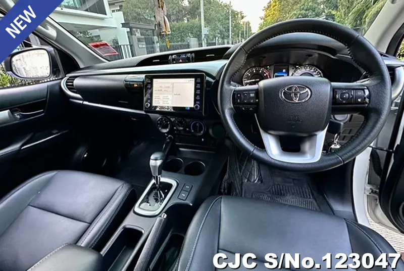 Toyota Hilux in White for Sale Image 8