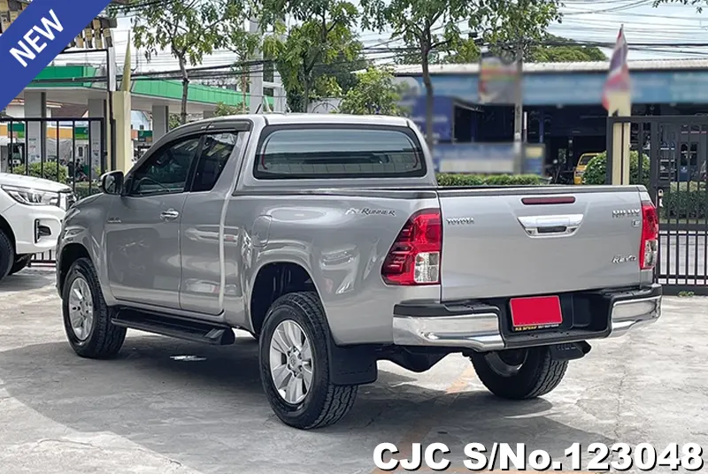 Toyota Hilux in Gray for Sale Image 2