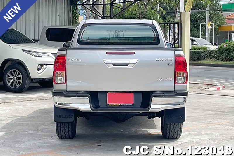 Toyota Hilux in Gray for Sale Image 4