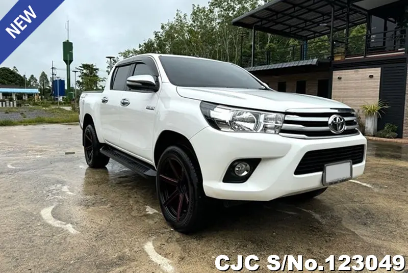 Toyota Hilux in White for Sale Image 0