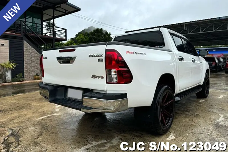 Toyota Hilux in White for Sale Image 2