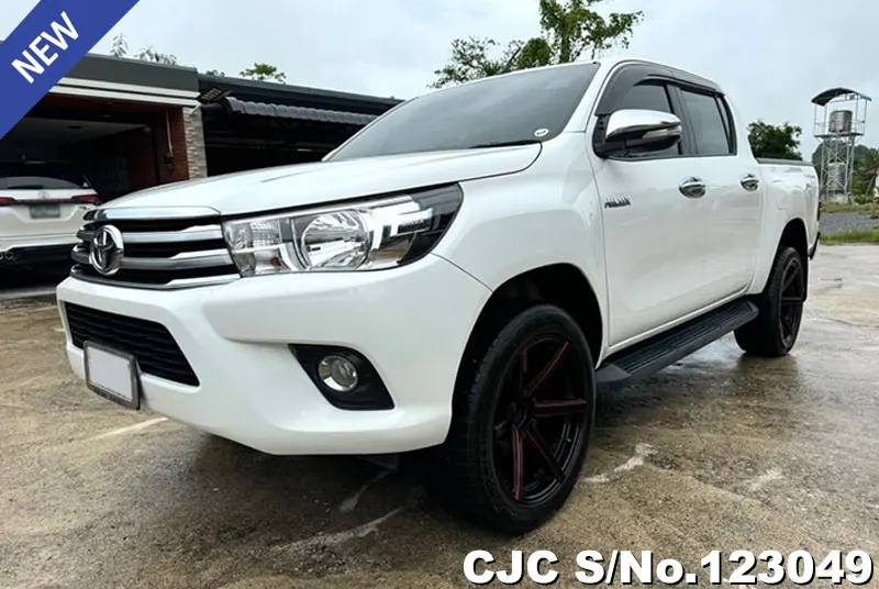 Toyota Hilux in White for Sale Image 3