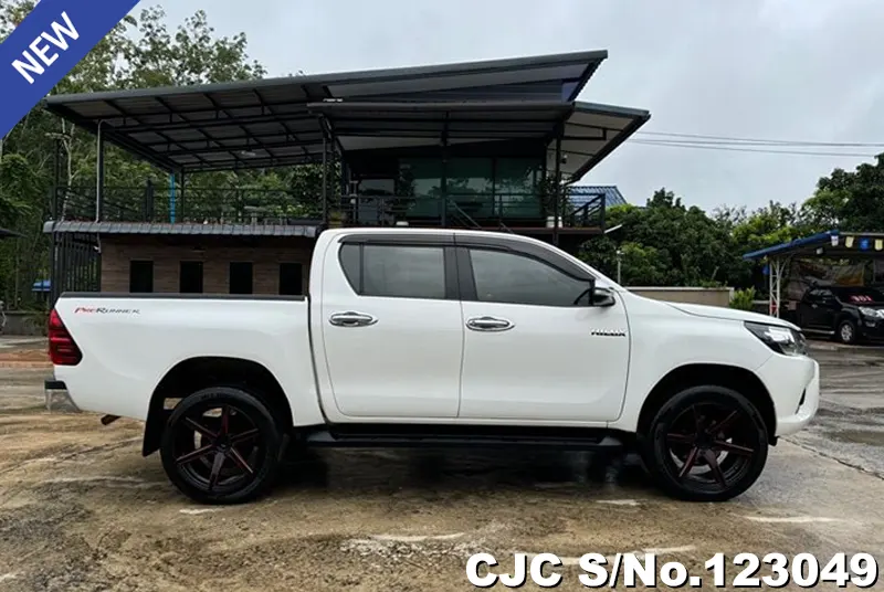 Toyota Hilux in White for Sale Image 6