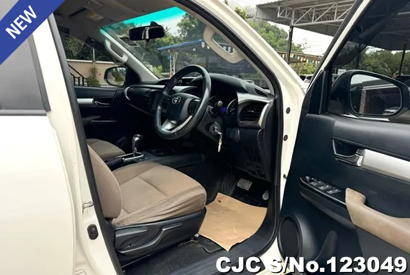 Toyota Hilux in White for Sale Image 9