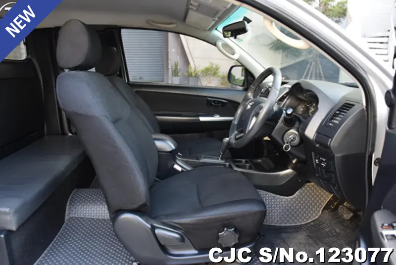 Toyota Hilux in Gray for Sale Image 6
