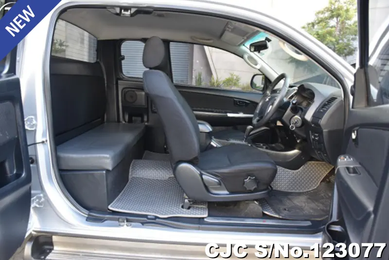Toyota Hilux in Gray for Sale Image 8