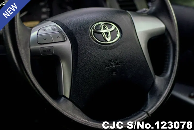 Toyota Hilux in Gray for Sale Image 9