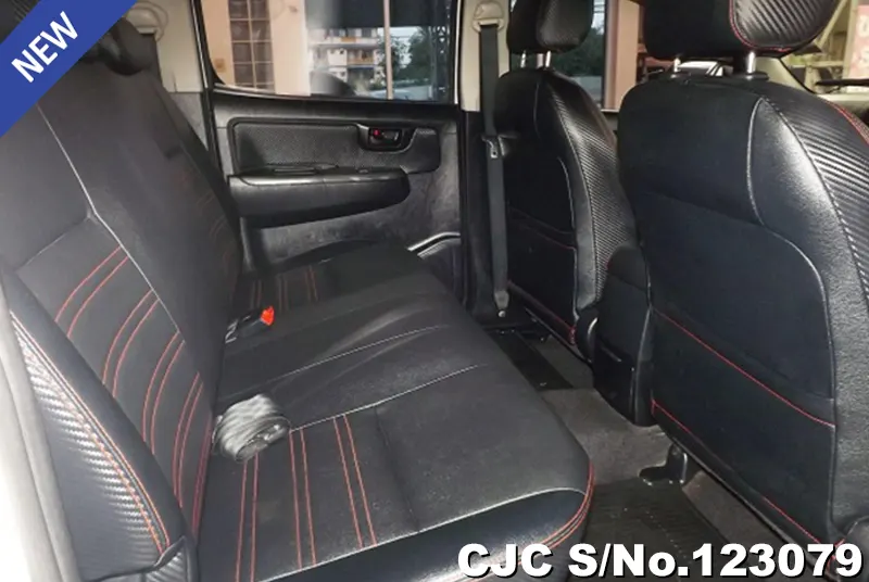 Toyota Hilux in White for Sale Image 9