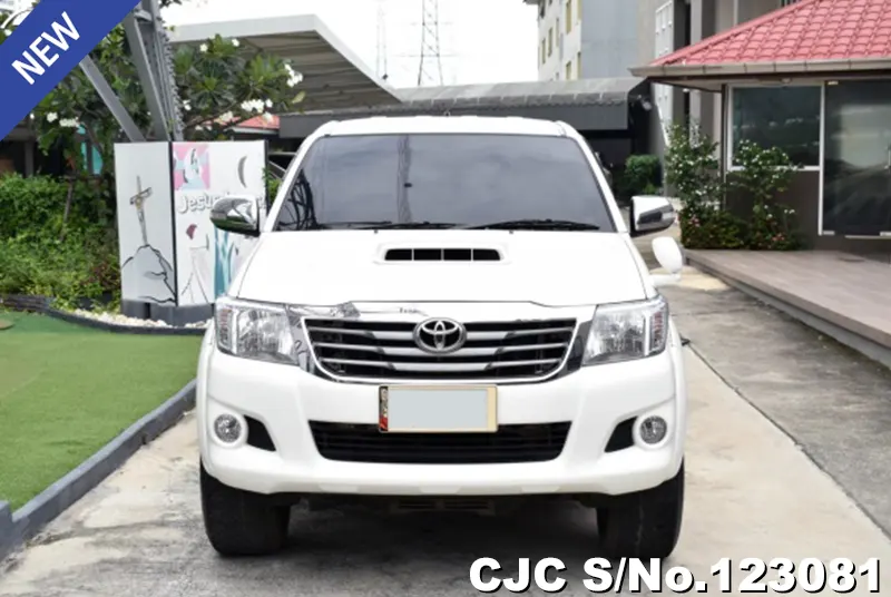 Toyota Hilux in White for Sale Image 2