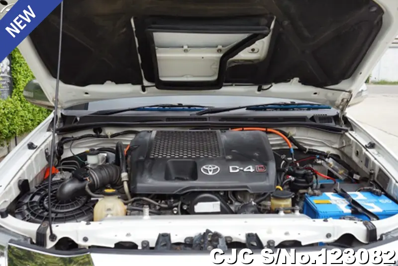 Toyota Hilux in White for Sale Image 13