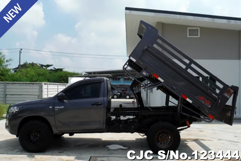 Toyota Hilux in Gray for Sale Image 6