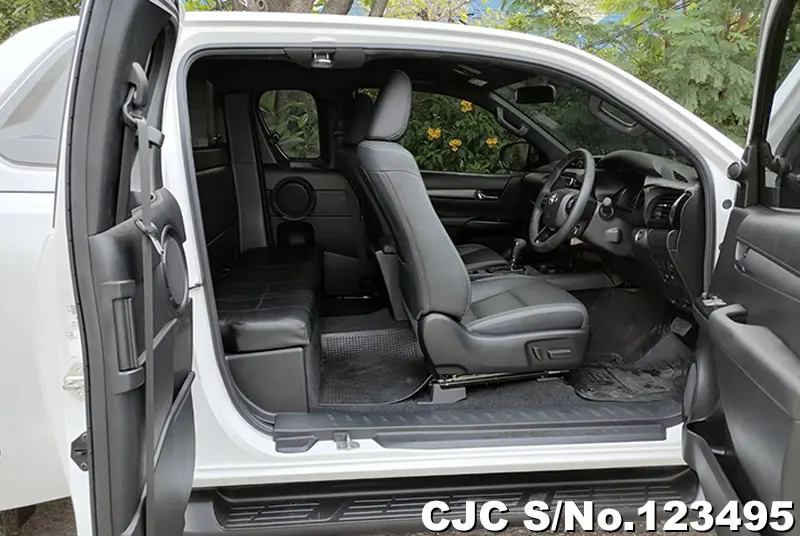 Toyota Hilux in White for Sale Image 28