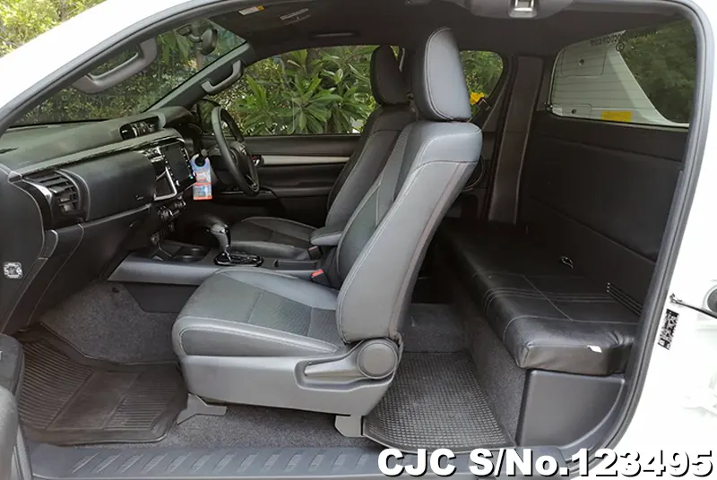 Toyota Hilux in White for Sale Image 31