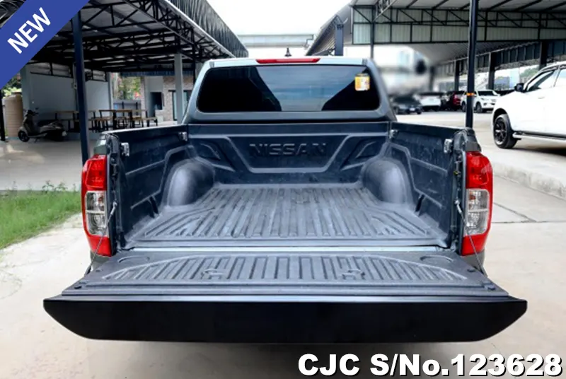 Nissan Navara in Gray for Sale Image 4