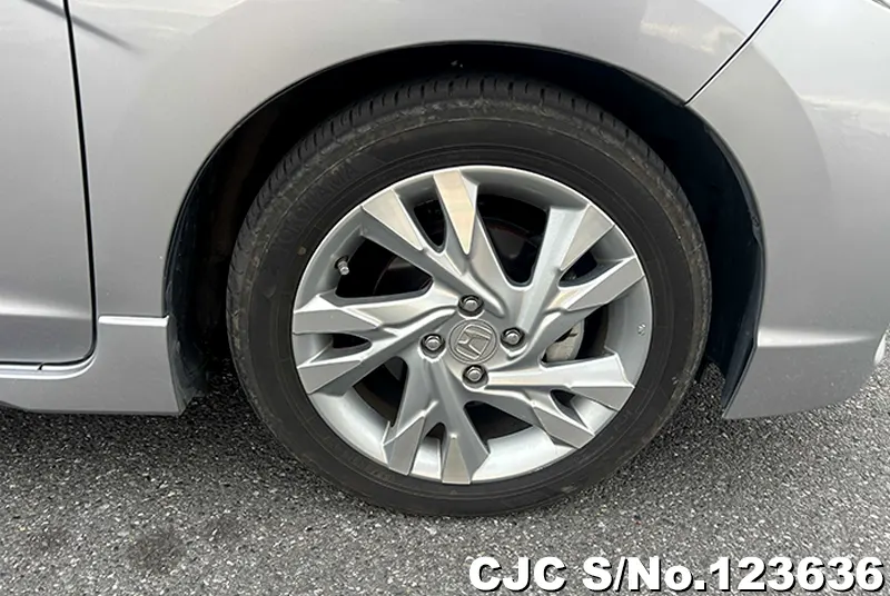 Honda Shuttle in Silver for Sale Image 13