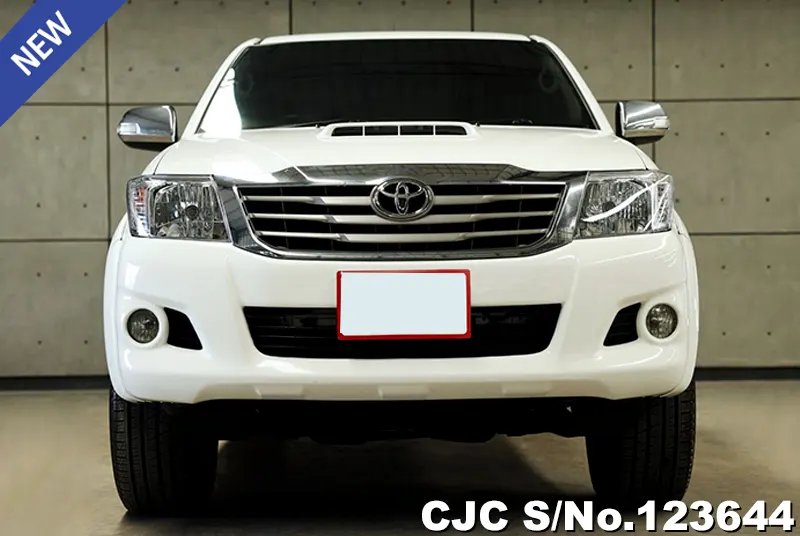 Toyota Hilux in White for Sale Image 2