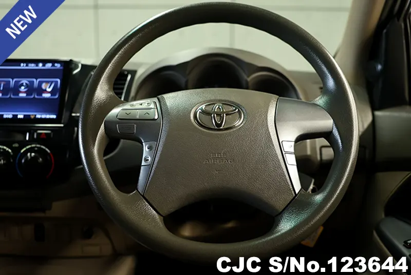 Toyota Hilux in White for Sale Image 9