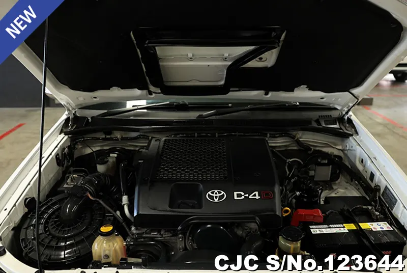 Toyota Hilux in White for Sale Image 15