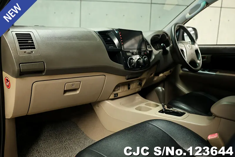 Toyota Hilux in White for Sale Image 11