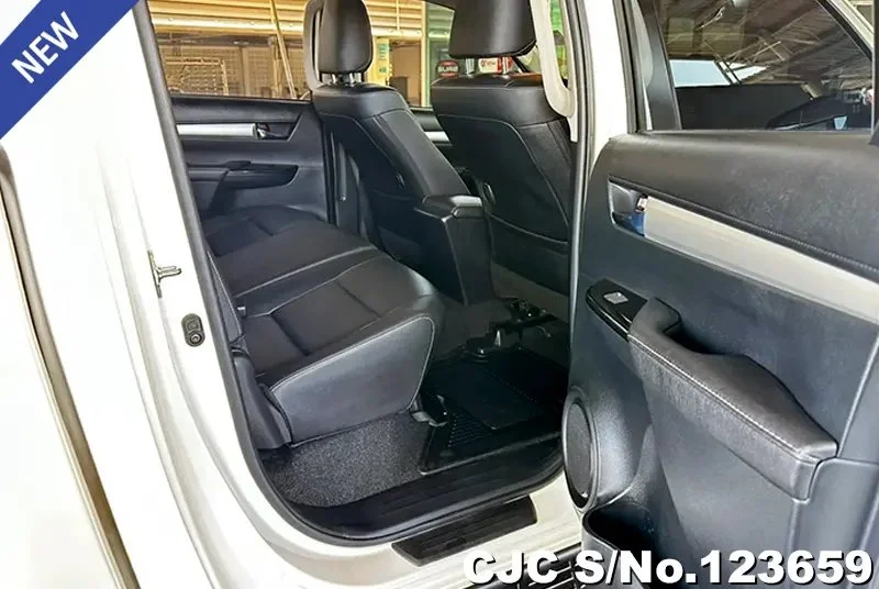 Toyota Hilux in White for Sale Image 9