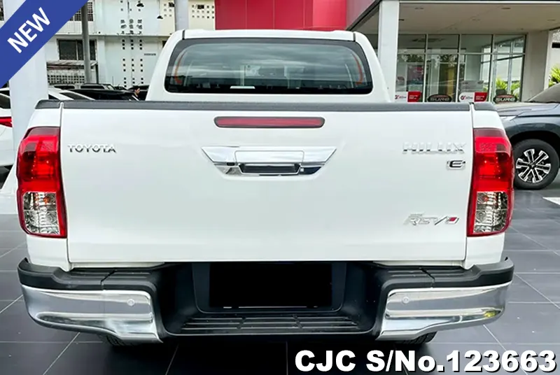 Toyota Hilux in White for Sale Image 4