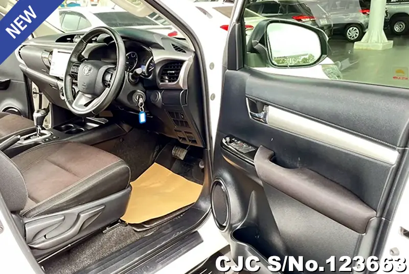Toyota Hilux in White for Sale Image 9