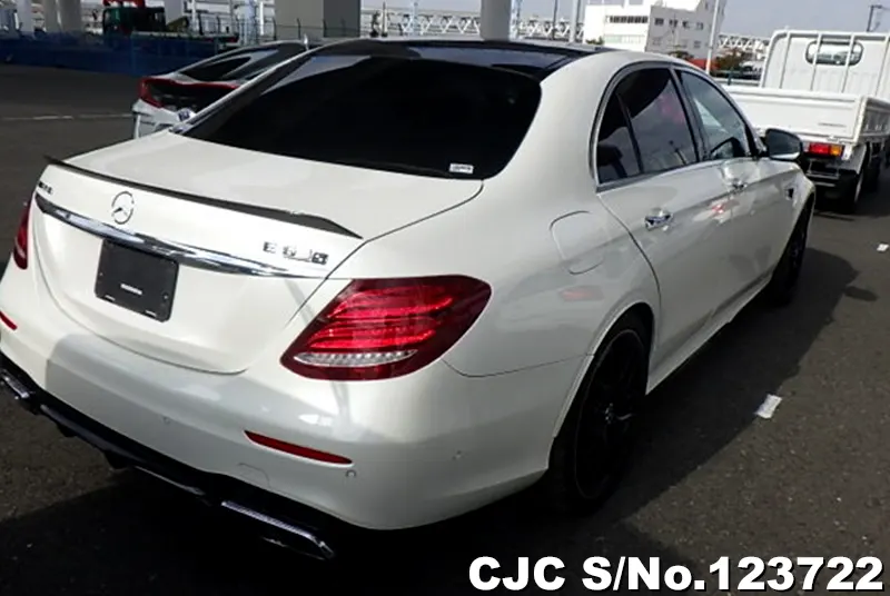 Mercedes Benz E Class in White for Sale Image 2