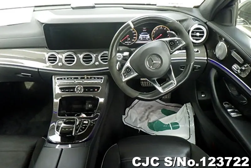 Mercedes Benz E Class in White for Sale Image 5