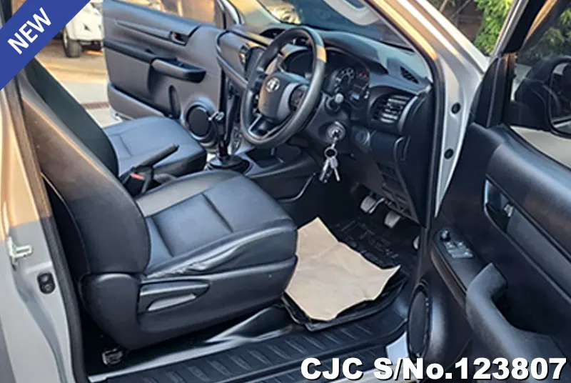 Toyota Hilux in Gray for Sale Image 9