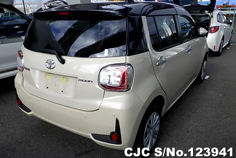 Toyota Passo in Beige for Sale Image 2
