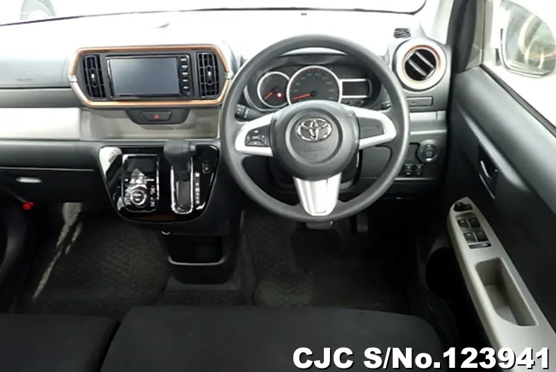 Toyota Passo in Beige for Sale Image 5