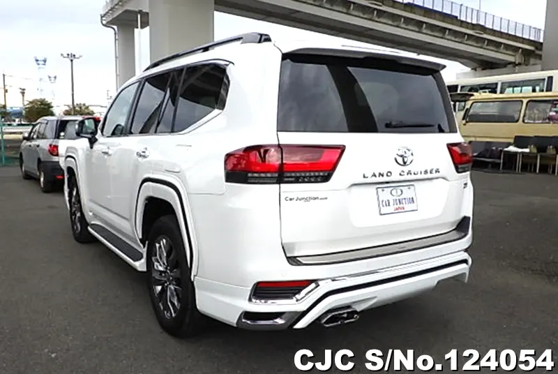 Toyota Land Cruiser in White for Sale Image 1
